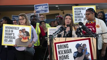 ARCHIVO - Jennifer Vasquez Sura, la esposa de Kilmar Abrego García, de Maryland, que fue deportado por error a El Salvador, habla durante una rueda de prensa en el Centro Multicultural de CASA en Hyattsville, Maryland, el 4 de abril de 2025. (AP foto/Jose Luis Magana, archivo)