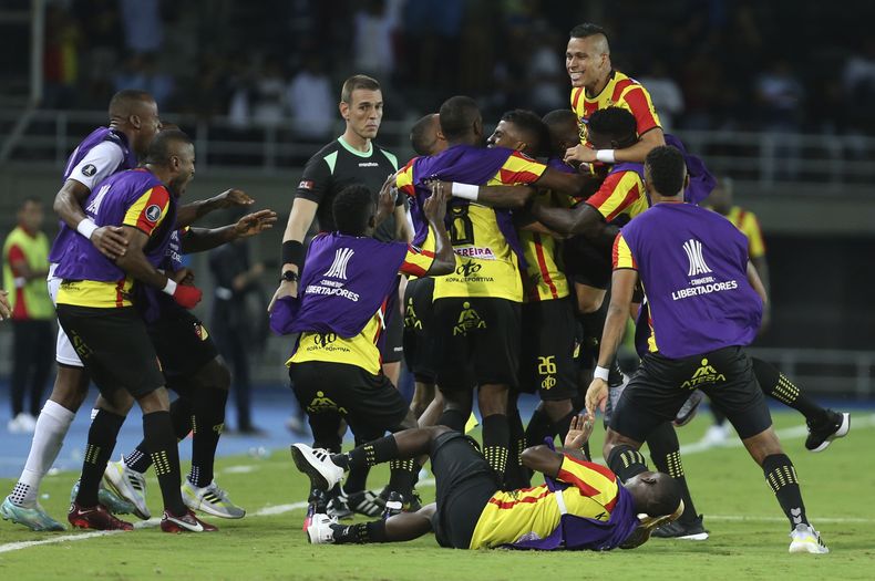Arley Rodriguez (centro), de Deportivo Pereira de Colombia, festeja con sus compañeros tras anotar el tanto del triunfo sobre Boca Juniors en la Copa Libertadores, el miércoles 24 de mayo de 2023 (AP Foto/John Vizcaíno)