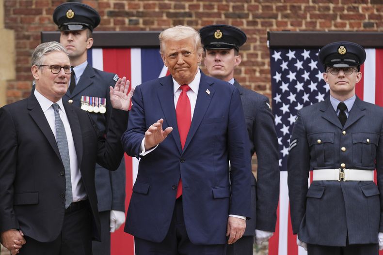 El presidente de Estados Unidos, Donald Trump, saluda junto al primer ministro británico, Keir Starmer, a su llegada a Chequers cerca de Aylesbury, Inglaterra, el jueves 18 de septiembre de 2025. (AP Foto/Evan Vucci)