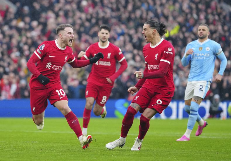 Alexis Mac Allister celebra tras anotar de penal para Liverpool para el empate 1-1 contra Manchester City en la Liga Premier, el domingo 10 de marzo de 2024, en Liverpool. (AP Foto/Jon Super)
