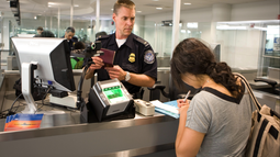 deportan a joven cubana que llego a miami patrocinada con el parole