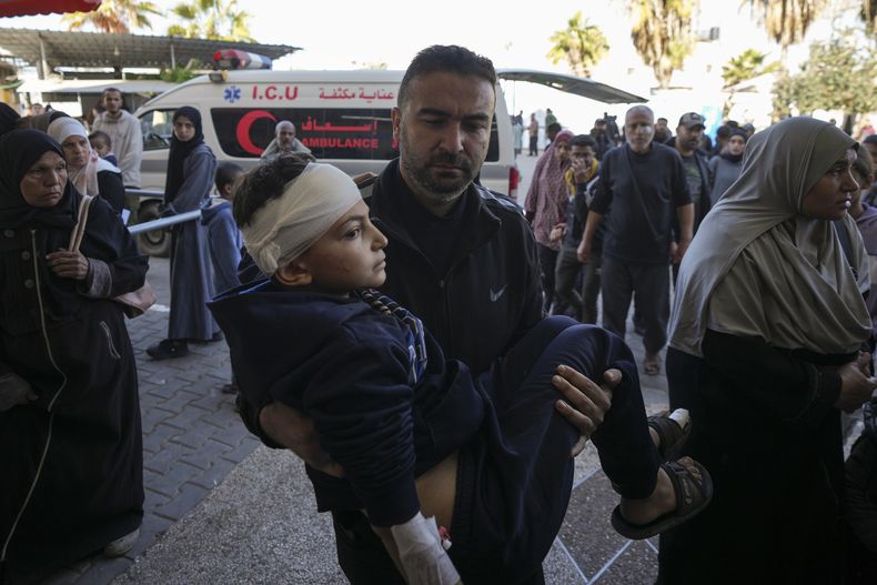 Un palestino carga a un niño herido en Nuseirat, Franja de Gaza, el 4 de diciembre del 2024. (AP foto/Abdel Kareem Hana)