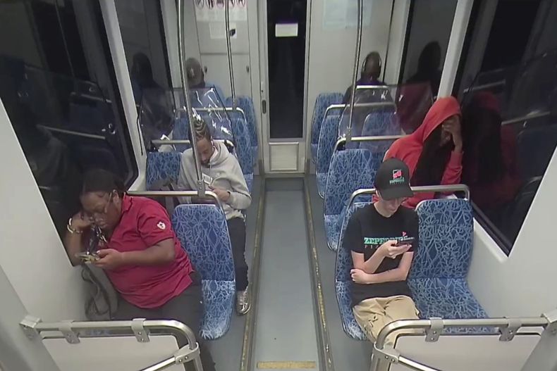 Foto tomada de video difundido por el Sistema de Transporte de Charlotte, Carolina del Norte, que muestra a Iryna Zarutska (abajo a la derecha) justo antes de ser apuñalada en un tren el 22 de agosto del 2025. (Sistema de Transporte de Charlotte via AP)