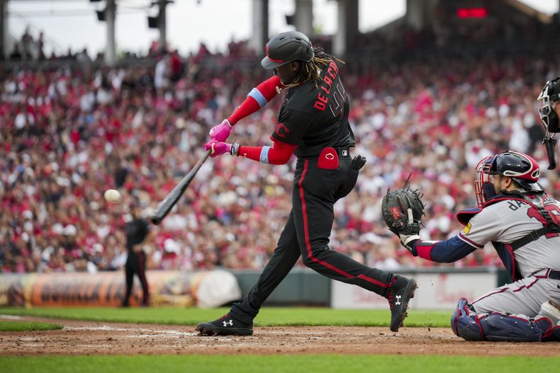 El dominicano Elly De La Cruz, de los Rojo de Cincinnati, consigue un doble en la segunda entrada del parido contra los Bravos de Atlanta en Cincinnati, el viernes 23 de junio de 2023. (AP Foto/Aaron Doster)