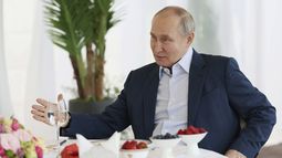 El presidente ruso Vladimir Putin habla durante su encuentro con el presidente bielorruso Alexander Lukashenko en la residencia Bocharov Ruchei en el resort ruso de Sochi, viernes 9 de junio de 2023. (Gavriil Grigorov, Sputnik, Kremlin Pool Foto via AP)