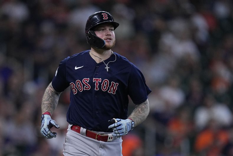 El mexicano Alex Verdugo, de los Medias Rojas de Boston, corre tras conectar un sencillo productor en el juego del jueves 24 de agosto de 2023, ante los Astros de Houston (AP Foto/Kevin M. Cox)