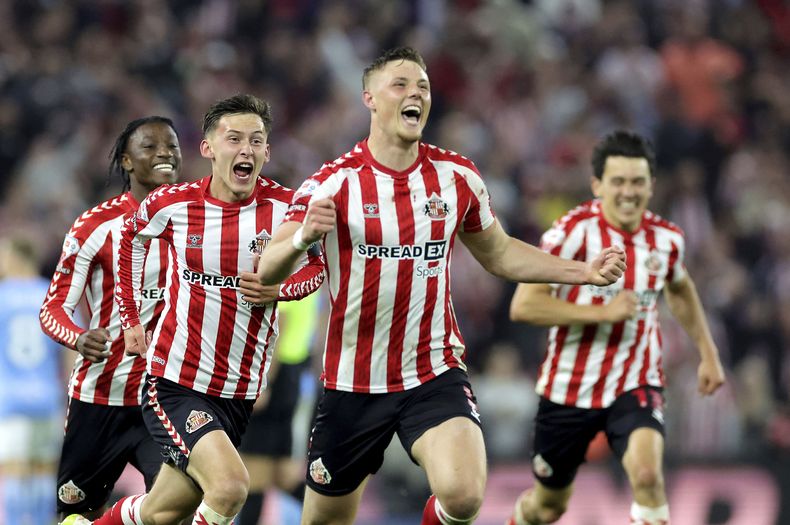 Daniel Ballard (centro), del Sunderland, festeja con sus compañeros luego de superar al Coventry Ciy en una serie por el ascenso, el martes 13 de mayo de 2025 (Steve Welsh/PA via AP)