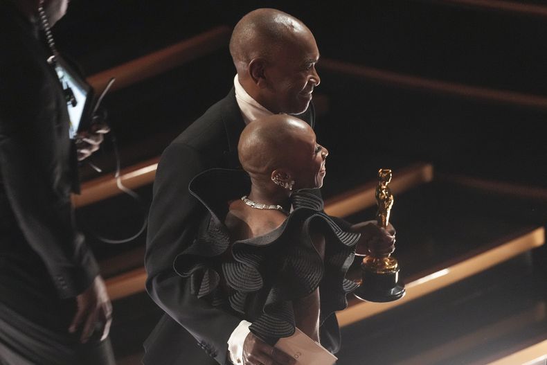 Cynthia Erivo, izquierda, abraza a Paul Tazewell, ganador del premio al mejor diseño de vestuario por Wicked durante los Oscar el domingo 2 de marzo de 2025 en el Teatro Dolby de Los Ángeles. (Foto AP/Chris Pizzello)