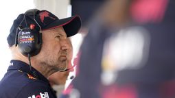ARCHIVO - Foto del 22 de mayo del 2022, el jefe técnico de Red Bull Racing Adrian Newey observa la carrera del Gran Premio de España en Barcelona. (AP Foto/Pool/Manu Fernandez)