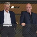 ARCHIVO - El presidente de la FIFA Gianni Infantino (derecha) y Arsene Wenger presencian el partido Suecia-Inglaterra por los cuartos de final de la Eurocopa femenina 2025, en Zúrich, el 17 de julio de 2025. (AP Foto/Martin Meissner)