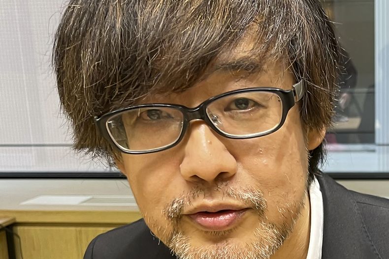 Takashi Yamazaki, director de la nueva película de Godzilla, en en una entrevista con The Associated Press en la sede del estudio Toho en Tokio el miércoles 1 de noviembre de 2023. Godzilla dijo que estaba decidido a resaltar lo que él cree que es la espiritualidad esencialmente japonesa que caracteriza a la Gozdilla original de 1954. (Foto AP/Yuri Kageyama)