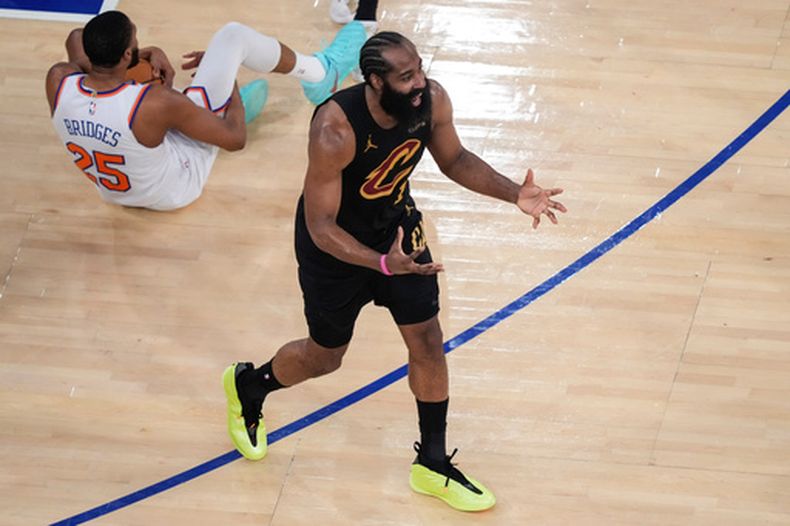 James Harden, de los Cavaliers de Cleveland, protesta tras cometer una falta sobre Mikal Bridges, de los Knicks de Nueva York, en el primer partido de la final de la Conferencia Este, el martes 19 de mayo de 2026 (AP Foto/Yuki Iwamura)