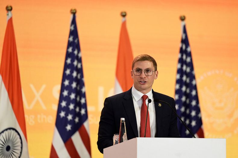El subsecretario de Estado para Asuntos Económicos, Jacob Helberg, durante la cumbre AI Impact, el 20 de febrero de 2026, en Nueva Delhi. (AP Foto, Archivo)