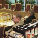 ARCHIVO - Pål Enger, en el centro, sentado ante el tribunal durante su caso de apelación, en el Tribunal de Apelaciones de Borgarting en Oslo, el lunes 7 de abril de 1997. Enger, un talentoso jugador de fútbol noruego convertido en ladrón de arte que llevó a cabo el sensacional atraco en 1994 a la obra de Edvard Munch El Grito de la Galería Nacional de Oslo y que más tarde expuso sus pinturas abstractas en una galería, falleció a los 57 años. Tina Wulf, responsable de prensa del Vålerenga Fotball, un aclamado club de fútbol de Oslo, dijo a Associated Press el martes 2 de julio. de 2024, que Enger murió el sábado por la noche. (Bjørn Sigurdsøn/NTB Scanpix via AP, archivo)