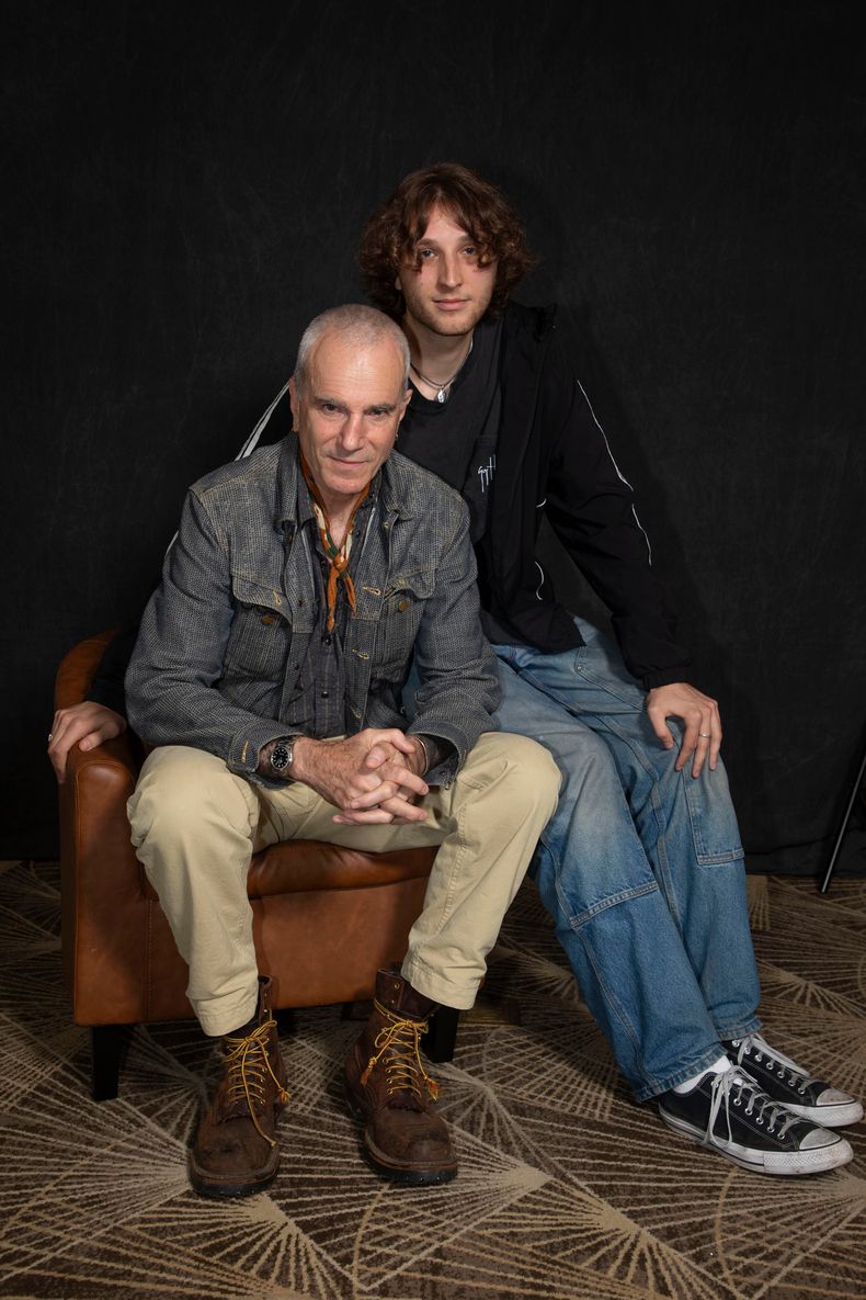 Daniel Day-Lewis, a la izquierda, y Ronan Day-Lewis posan para un retrato el sábado 27 de septiembre de 2025, en Nueva York. (Foto Andy Kropa/Invision/AP)