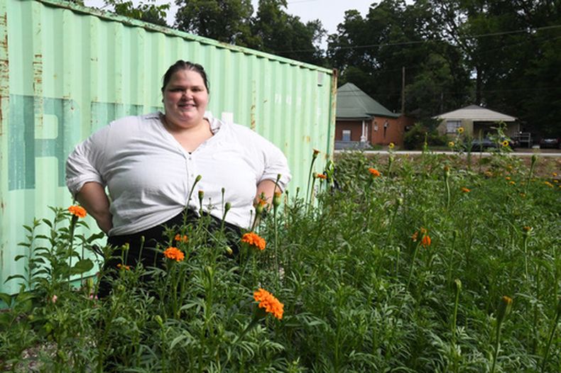 Marisa Mender-Franklin posa para una foto el jueves 23 de julio de 2026, en uno de los terrenos donde le permiten plantar flores de forma gratuita para su floristería en Memphis, Tennessee. (AP Foto/Kristin M. Hall)