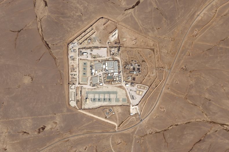 Esta imagen satelital de la compañía Planet Labs PBC muestra una base militar estadounidense conocida como Torre 22 en el noreste de Jordania, el 12 de octubre de 2023. (Planet Labs PBC vía AP)