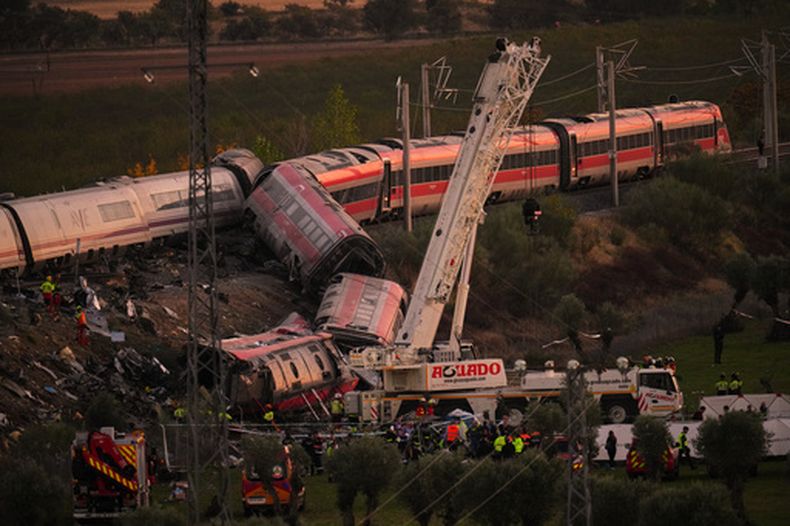 Trabajadores de emergencia trabajan en el lugar donde chocaron dos trenes en Urda, España, el miércoles 28 de octubre de 2026. (AP Foto/Manu Fernández)