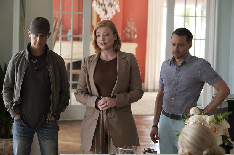 En esta imagen proporcionada por HBO, Jeremy Strong, de izquierda a derecha, Sarah Snook y Kieran Culkin en una escena de la temporada final de Succession. (HBO vía AP)