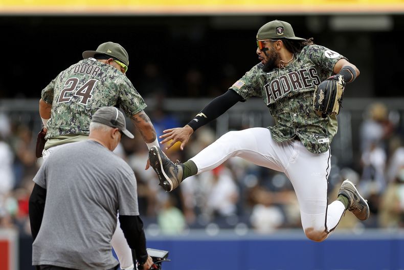 Fernando Tatis Jr. celebra con Rougned Odor la victoria con el último out de los Padres de San Diego ante los Medias Rojas de Boston el domingo 21 de mayo del 2023. (AP Foto/Brandon Sloter)