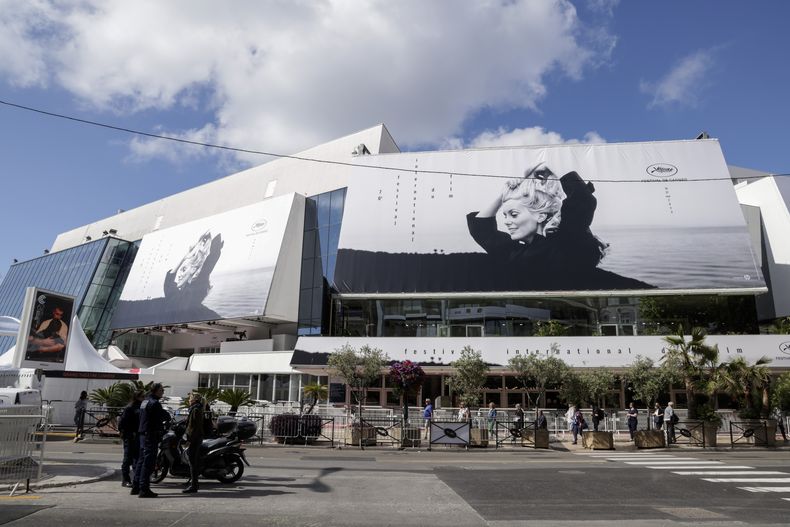 El afiche oficial de la 76a edición del Festival de Cine de Cannes, con la actriz Catherine Deneuve de la película La Chamade en la fachada del Palais des Festivals previo al festival en Cannes, Francia, el lunes 15 de mayo de 2023. La 76a edición del festival se lleva a cabo del 16 al 27 de mayo. (Foto Vianney Le Caer/Invision/AP)