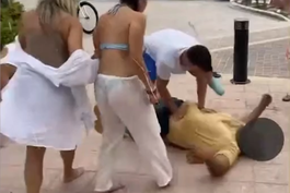 Brutal pelea entre varias personas y un hombre en Hollywood Beach deja a este inconsciente y tirado en medio de la calle