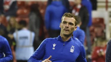ARCHIVO - Foto del 10 de octubre del 2022, Harry Toffolo del Nottingham Forest calienta antes del encuentro ante el Aston Villa. El miércoles 12 de julio del 2023, la FA encuentra que Toffolo quebrante las reglas de apuestas 375 veces entre 2014 y 2017 (AP Foto/Rui Vieira)