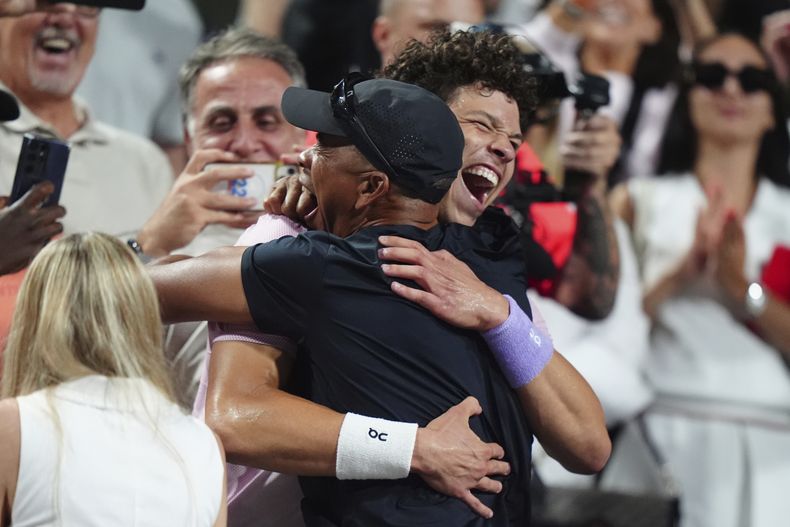 El estadounidense Ben Shelton festeja con su padre Bryan luego de ganar la final del Abierto de Toronto ante el ruso Karen Khachanov, el jueves 7 de agosto de 2025 (Frank Gunn/The Canadian Press via AP)