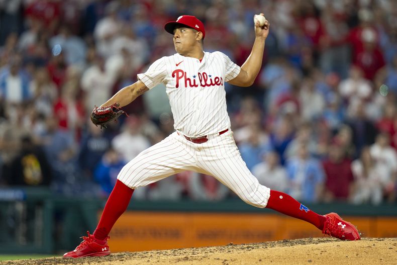 El venezolano Ranger Suárez, de los Filis de Filadelfia, lanza en el juego ante los Rockies de Colorado, el martes 16 de abril de 2024 (AP Foto/Chris Szagola)