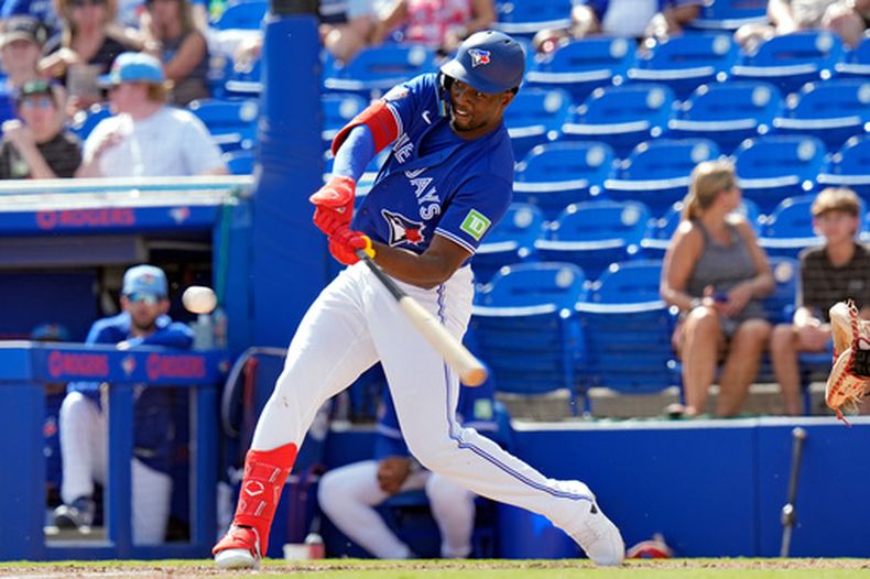ARCHIVO - El dominicano Jesús Sánchez, de los Azulejos de Toronto, es retirado con un elevado contra la selección de Canadá durante la quinta entrada de un juego de exhibición de béisbol, el martes 3 de marzo de 2026, en Dunedin, Florida. (Foto AP/Chris OMeara, Archivo)
