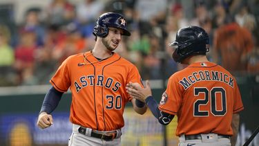 Con jonrón de Tucker Astros superan a Rangers