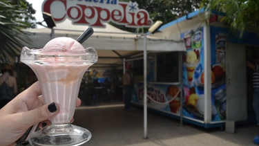 bajo presion popular, el gobierno de la habana baja el precio del helado en coppelia