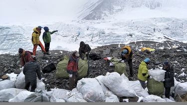 China reduce el número de permisos para escalar el Everest