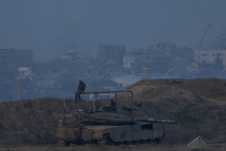 Un soldado israelí, sentado sobre un tanque en la frontera con Gaza, en el sur de Israel, el 16 de enero de 2025. (AP Foto/Ariel Schalit)