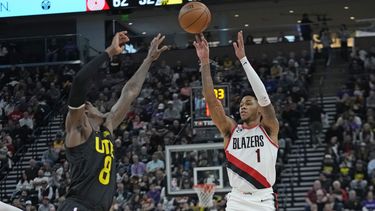 Simons anota 45 puntos y lidera a Portland ante Utah
