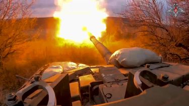 ARCHIVO - En esta imagen publicada por el Ministerio ruso de Defensa el 19 de marzo de 2024, un tanque ruso dispara contra tropas ucranianas desde una posición cercana a la frontera con Ucrania en la región rusa de Belgorod. (Servicio de prensa del Ministerio ruso de Defensa via AP, Archivo)