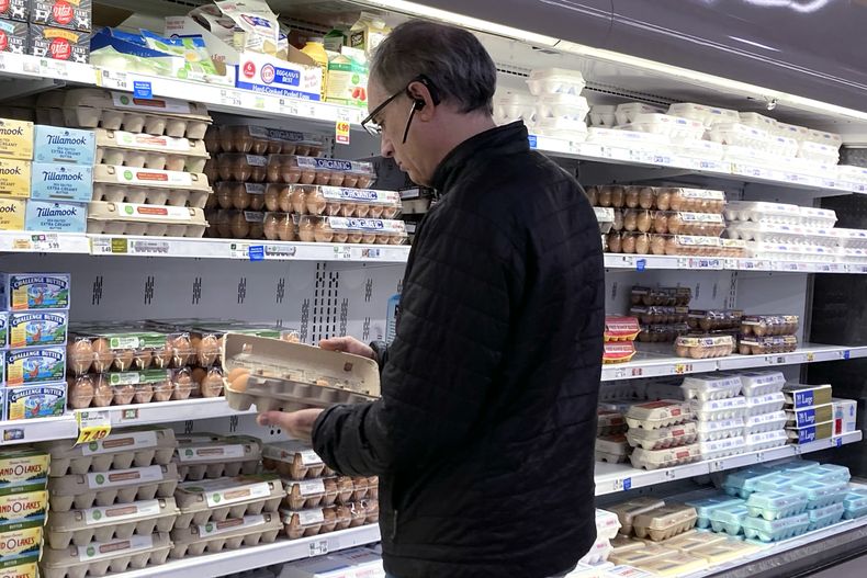 ARCHIVO - Un comprador revisa los huevos antes de comprarlos en una tienda de comestibles en Glenview, Illinois, el martes 10 de enero de 2023. (AP Foto/Nam Y. Huh, Archivo)