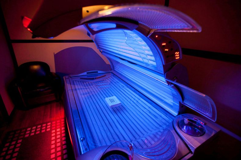 ARCHIVO - Esta fotografía del 20 de marzo de 2012 muestra una cama de bronceado en North Vancouver, Canadá. (Jonathan Hayward/The Canadian Press vía AP)
