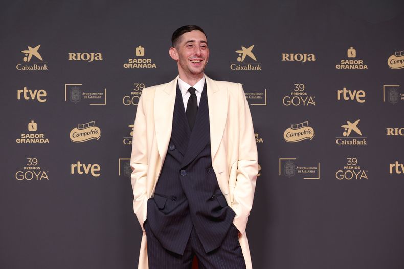 Enric Auquer llega a la 39ª edición de los Premios Goya en Granada, España, el sábado 8 de febrero de 2025, en Granada. (Foto AP/Fermin Rodriguez)