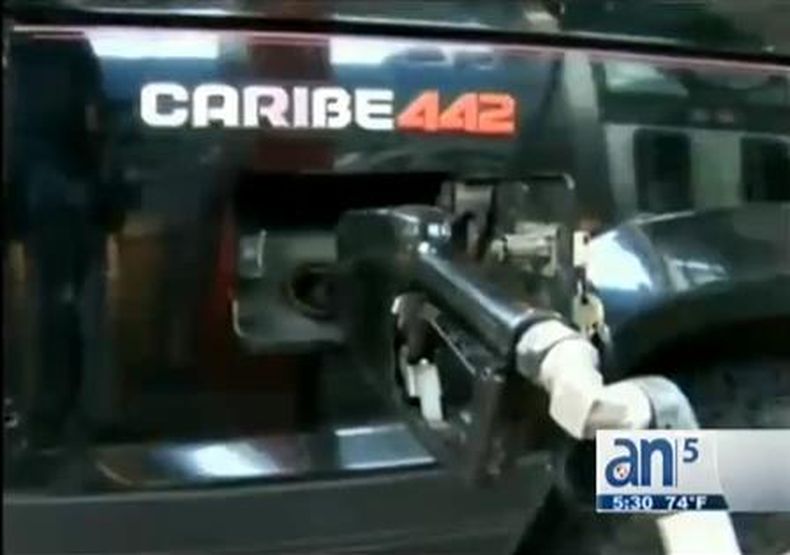 Líderes de la oposición cuestionaron al gobierno de Nicolás Maduro por querer aumentar el precio de la gasolina en el país mientras regala más de cien mil barriles de petróleo por día al régimen cubano.