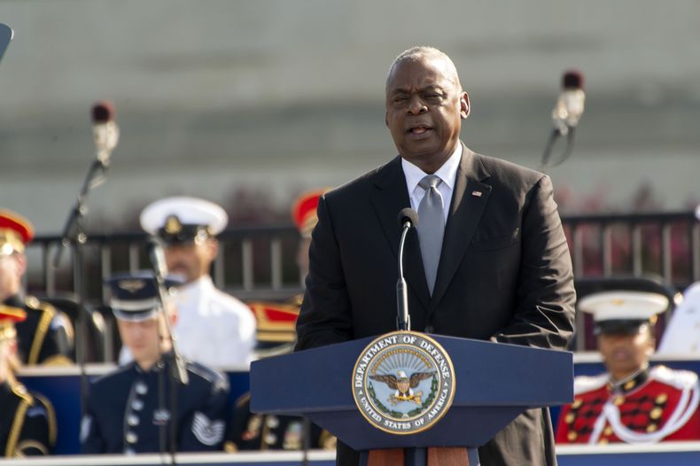 El secretario de Defensa estadounidense, Lloyd Austin, habla durante una ceremonia de conmemoración de los atentados del 11 de septiembre de 2001 en el Pentágono, el miércoles 11 de septiembre de 2024, en Washington. (AP Foto/Kevin Wolf)