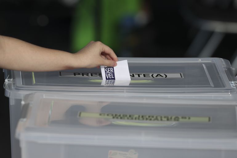 Chilenos acuden a las urnas a elegir presidente