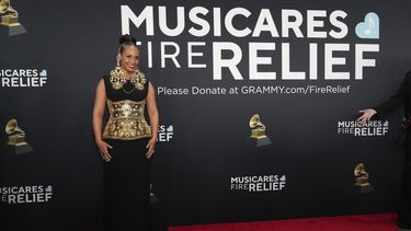 Alicia Keys llega a la 67ª entrega anual de los Grammy el domingo 2 de febrero de 2025 en Los Ángeles. (Foto Jordan Strauss/Invision/AP)