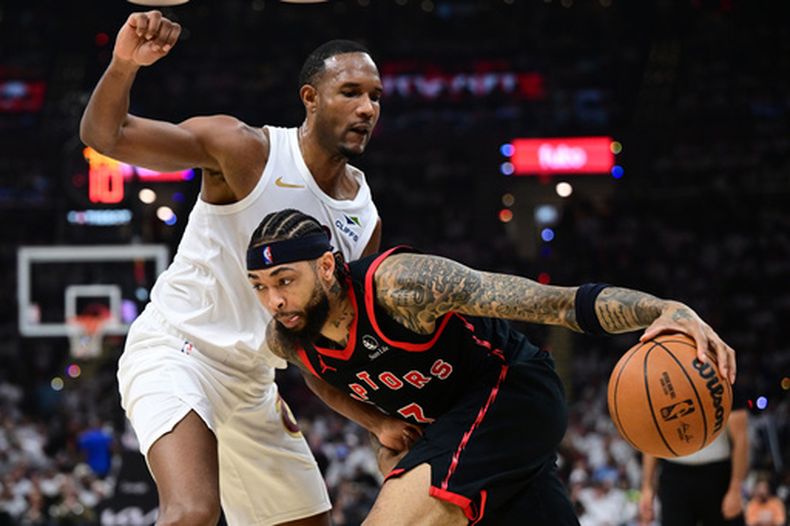 El alero de los Raptors de Toronto, Brandon Ingram, avanza hacia la canasta ante el pívot de los Cavaliers de Cleveland, Evan Mobley, durante la primera mitad del quinto juego de una serie de la primera ronda de los playoffs de la NBA, el miércoles 29 de abril de 2026, en Cleveland. (AP Foto/David Dermer)