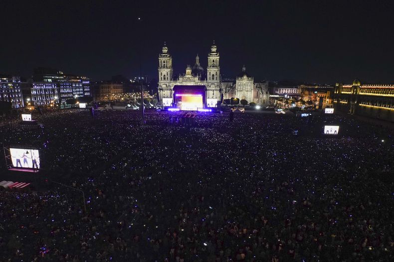 Zócalo de la Ciudad de México lleno de espectadores durante el concierto gratuito de la cantautora española Rosalía como parte de su Motomami World Tour en el el 28 de abril de 2023. (Foto AP/Marco Ugarte)