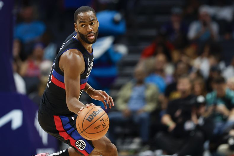 Alec Burks, base de los Pistons de Detroit, controla el balón en el partido del viernes 27 de octubre de 2023, ante los Hornets de Charlotte (AP Foto/Nell Redmond)