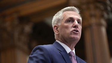 El presidente de la Cámara de Representantes de Estados Unidos, Kevin McCarthy, representante de California, habla en conferencia de prensa luego que la cámara baja aprobó el presupuesto anual de Defensa, el viernes 14 de julio de 2023, en el Capitolio, en Washington. (AP Foto/Patrick Semansky)