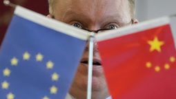 ARCHIVO - Jens Eskelund, presidente de la Cámara de Comercio de la Unión Europea en China, habla durante una conferencia de prensa en torno al informe más reciente sobre empresas europeas en China, el jueves 9 de enero de 2025, en Pekín. (AP Foto/Aaron Favila, archivo)