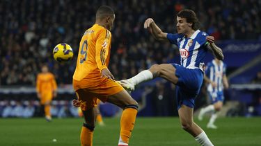 Carlos Romero (derecha) del Espanyol pugna por el balón con Kylian Mbappé del Real Madrid en el partido de la Liga española, el sábado 1 de febrero de 2025. (AP Foto/Joan Monfort)