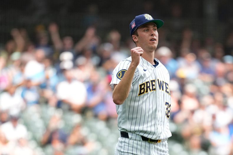 Jacob Misiorowski, de los Cerveceros de Milwaukee, reacciona tras ponchar a Hunter Goodman, de los Rockies de Colorado, durante la tercera entrada de un partido de béisbol el domingo 26 de julio de 2026, en Milwaukee. (Foto AP/Aaron Gash)